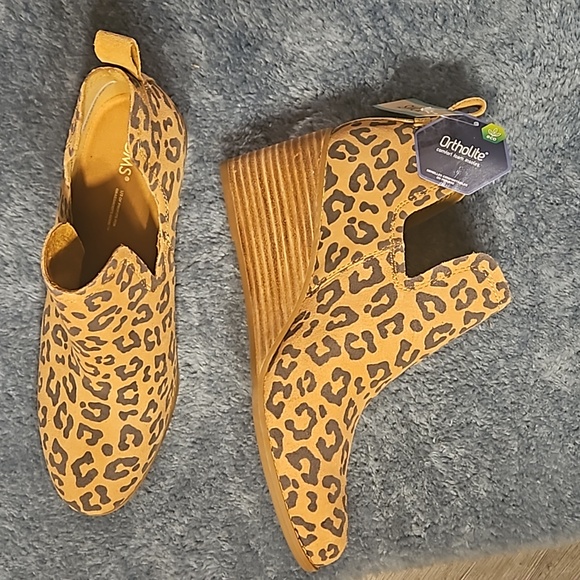 Brand new Tom's leopard booties - Picture 2 of 4